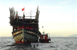 Ứng cứu  tàu cá cùng 12 ngư dân trôi dạt trên biển Trường Sa 